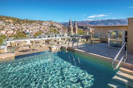 季节性开放的室外游泳池,日光浴躺椅