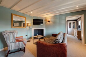 Junior Double Room | Living area | TV