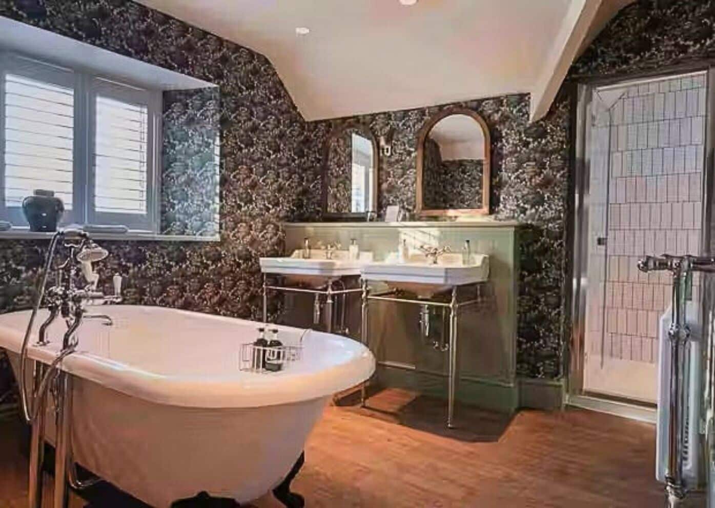 cottage (apple) | bathroom | hair dryer, towels