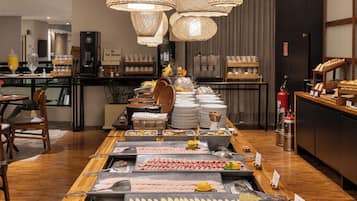Montaje de bufé con diferentes alimentos y utensilios.