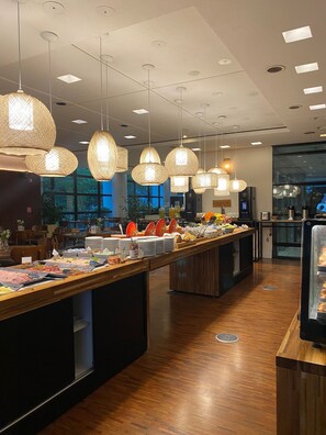 Daily buffet breakfast (BRL 85.50 per person)