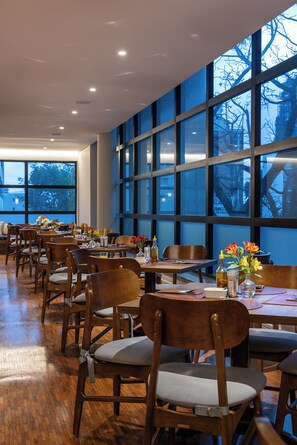 Breakfast, lunch and dinner served - Blue Tree Premium Paulista (São Paulo)