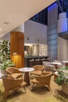 Un interno moderno con zone salotto, un bar e una cucina.