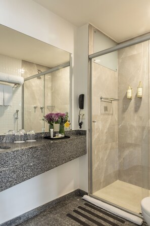 Shower, rainfall showerhead, free toiletries, hair dryer - Blue Tree Premium Paulista (São Paulo)