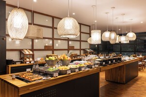 Daily buffet breakfast (BRL 85.50 per person)