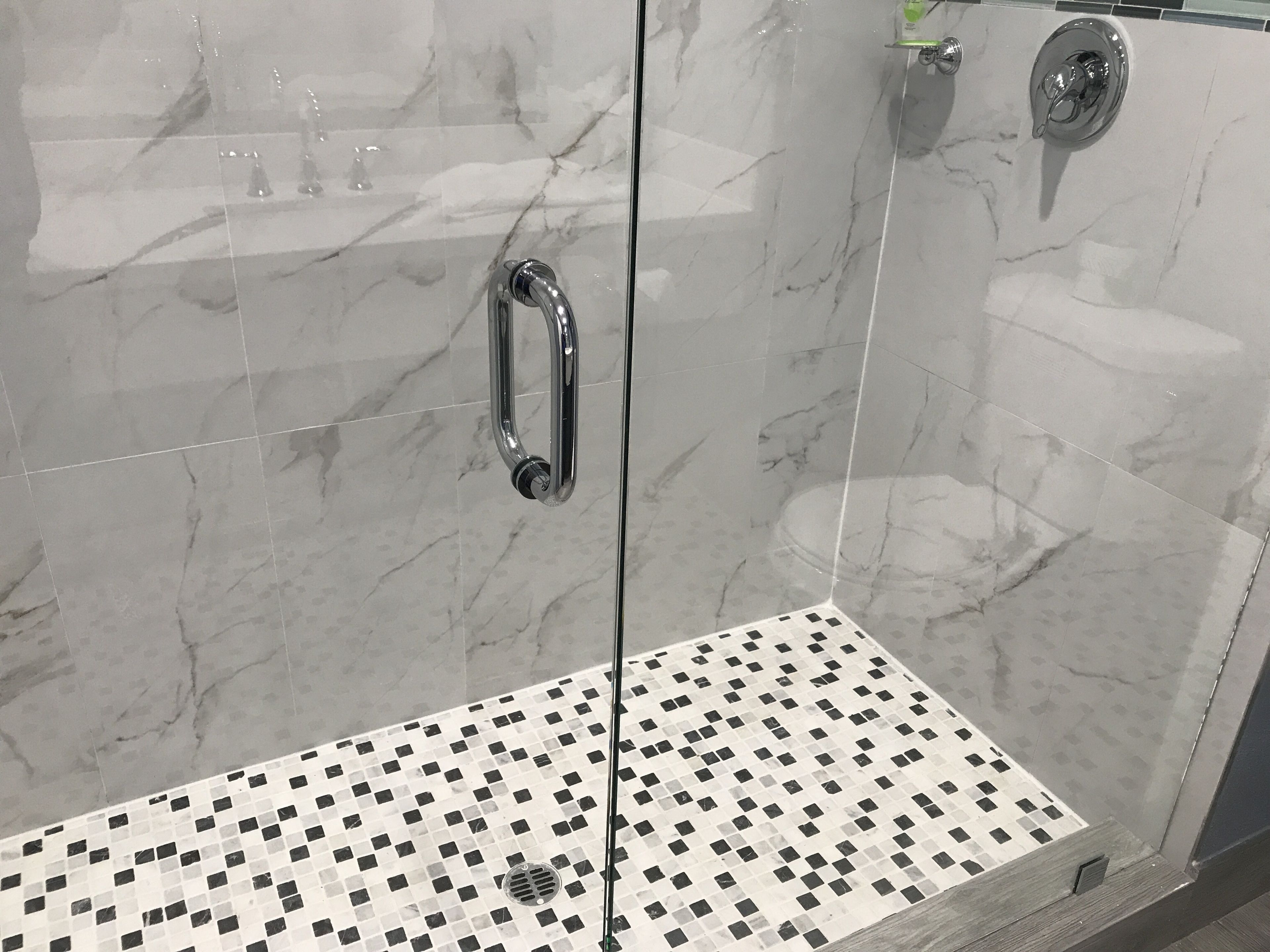 standard room, 1 king bed, jetted tub | bathroom | combined shower/bathtub, free toiletries, hair dryer, towels