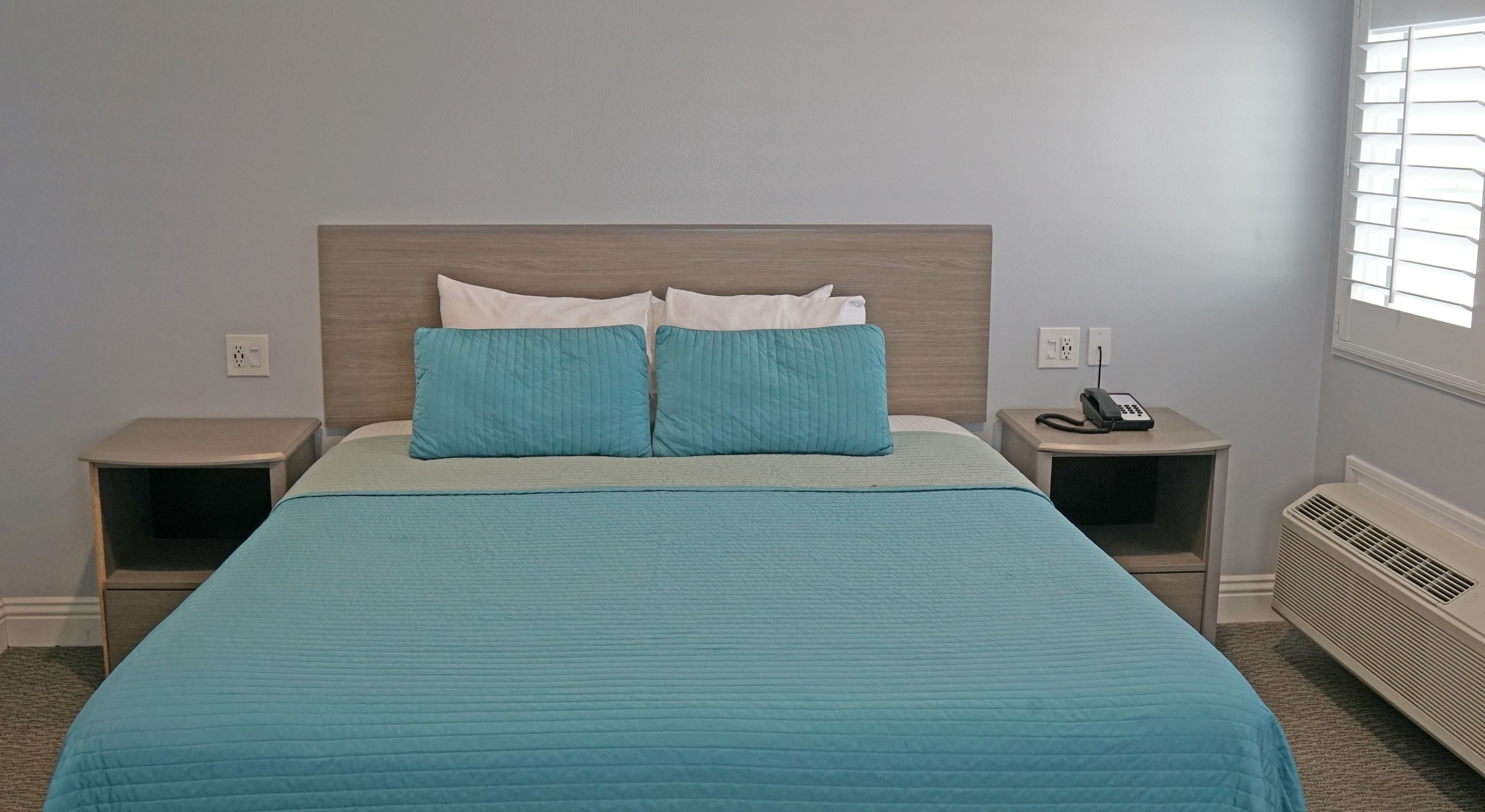 standard room, 1 king bed | premium bedding, down duvets, pillow-top beds, blackout curtains