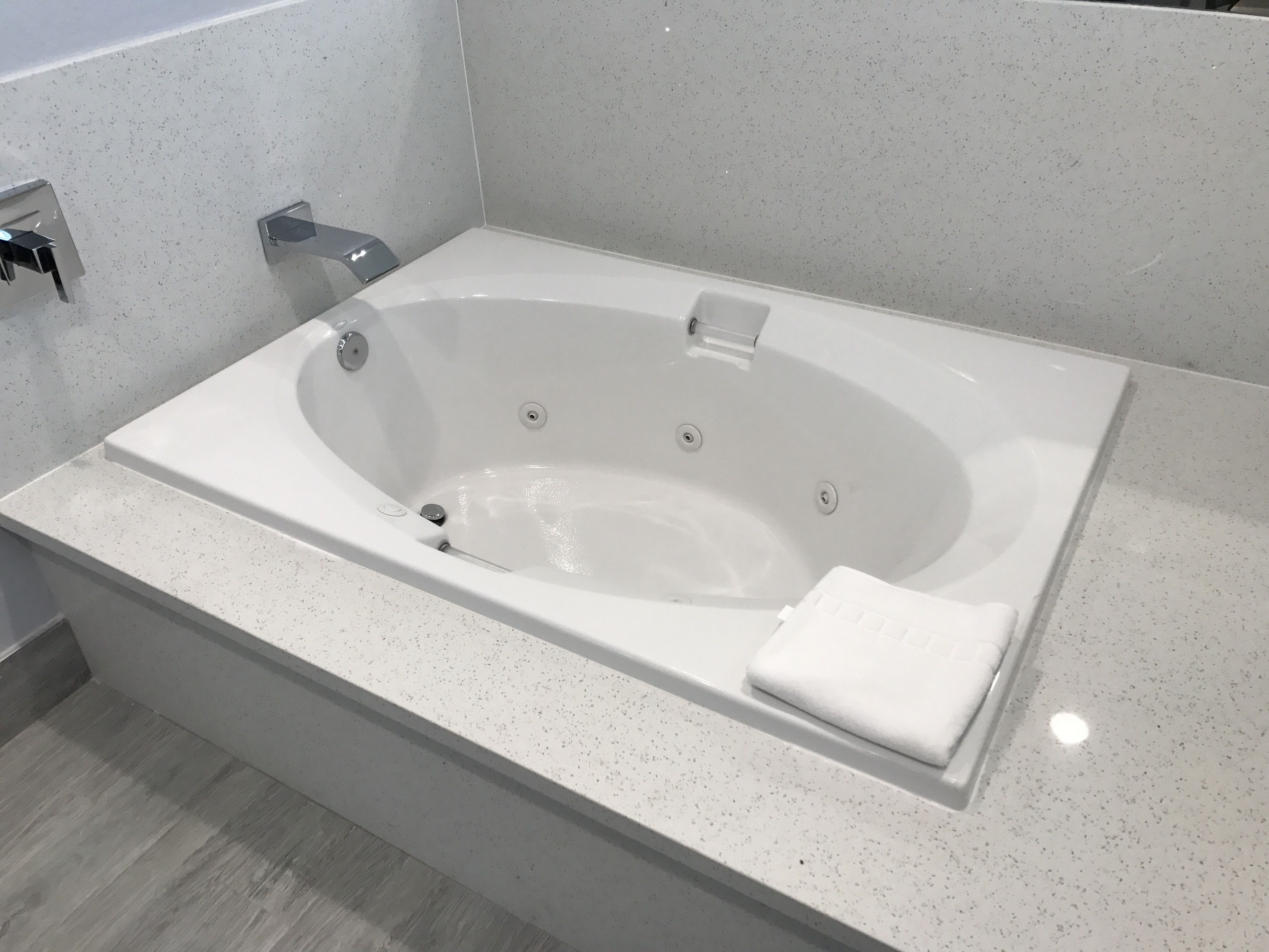 standard room, 1 king bed, jetted tub, harbour view | jetted bathtub