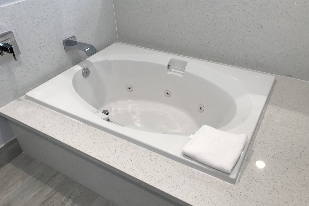 standard room, 1 king bed, jetted tub, harbour view | jetted bathtub