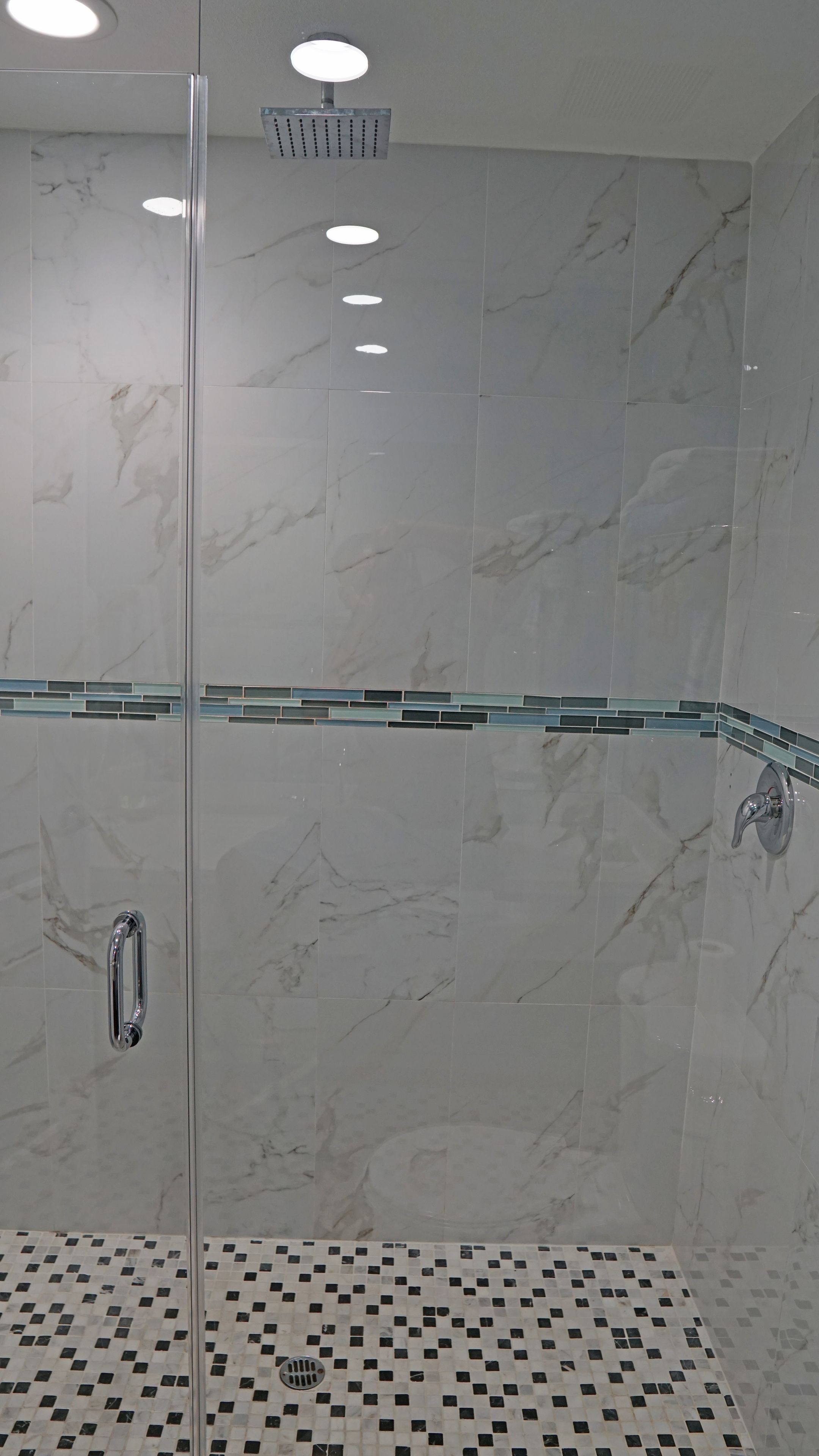 combined shower/bathtub, free toiletries, hair dryer, towels