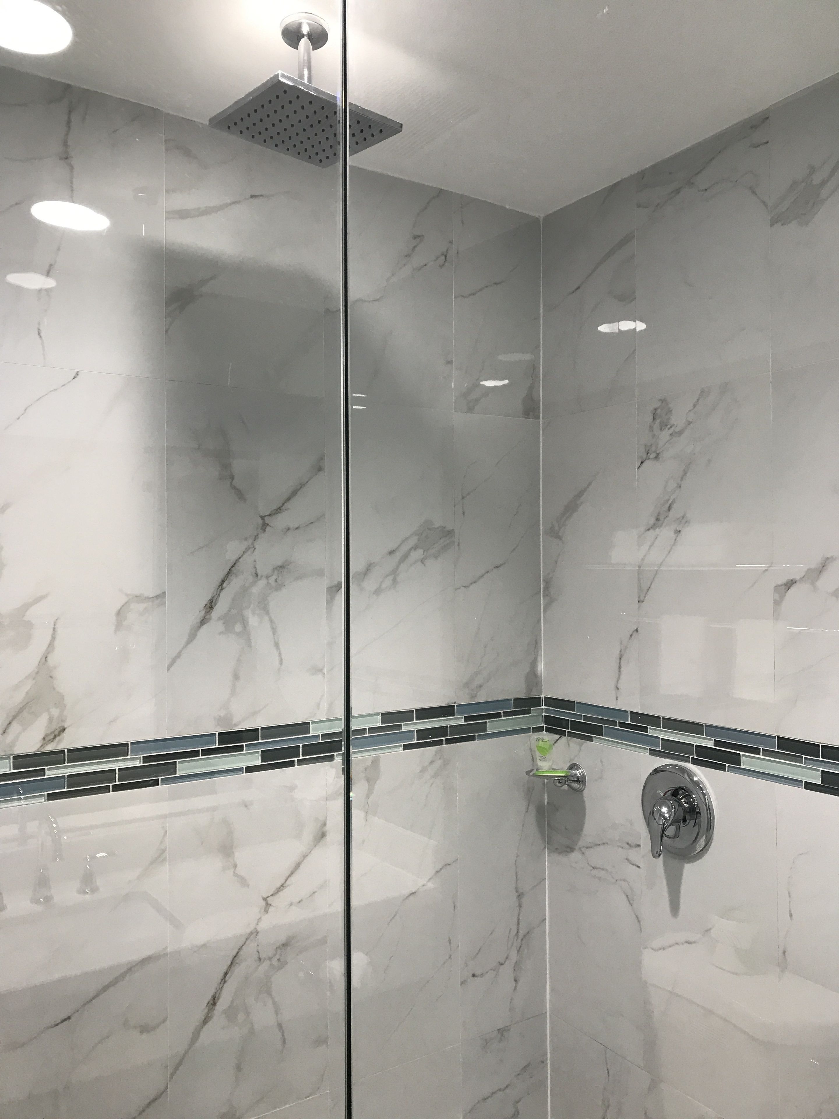 standard room, 1 king bed, jetted tub | bathroom | combined shower/bathtub, free toiletries, hair dryer, towels