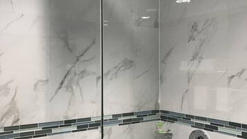 Standardzimmer, 1 King-Bett, Whirlpool | Badezimmer | Duschwanne, kostenlose Toilettenartikel, Haartrockner, Handtücher
