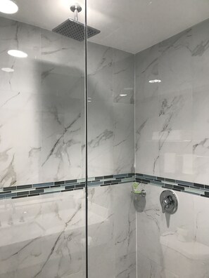Standard Room, 1 King Bed, Jetted Tub | Bathroom | Combined shower/tub, free toiletries, hair dryer, towels