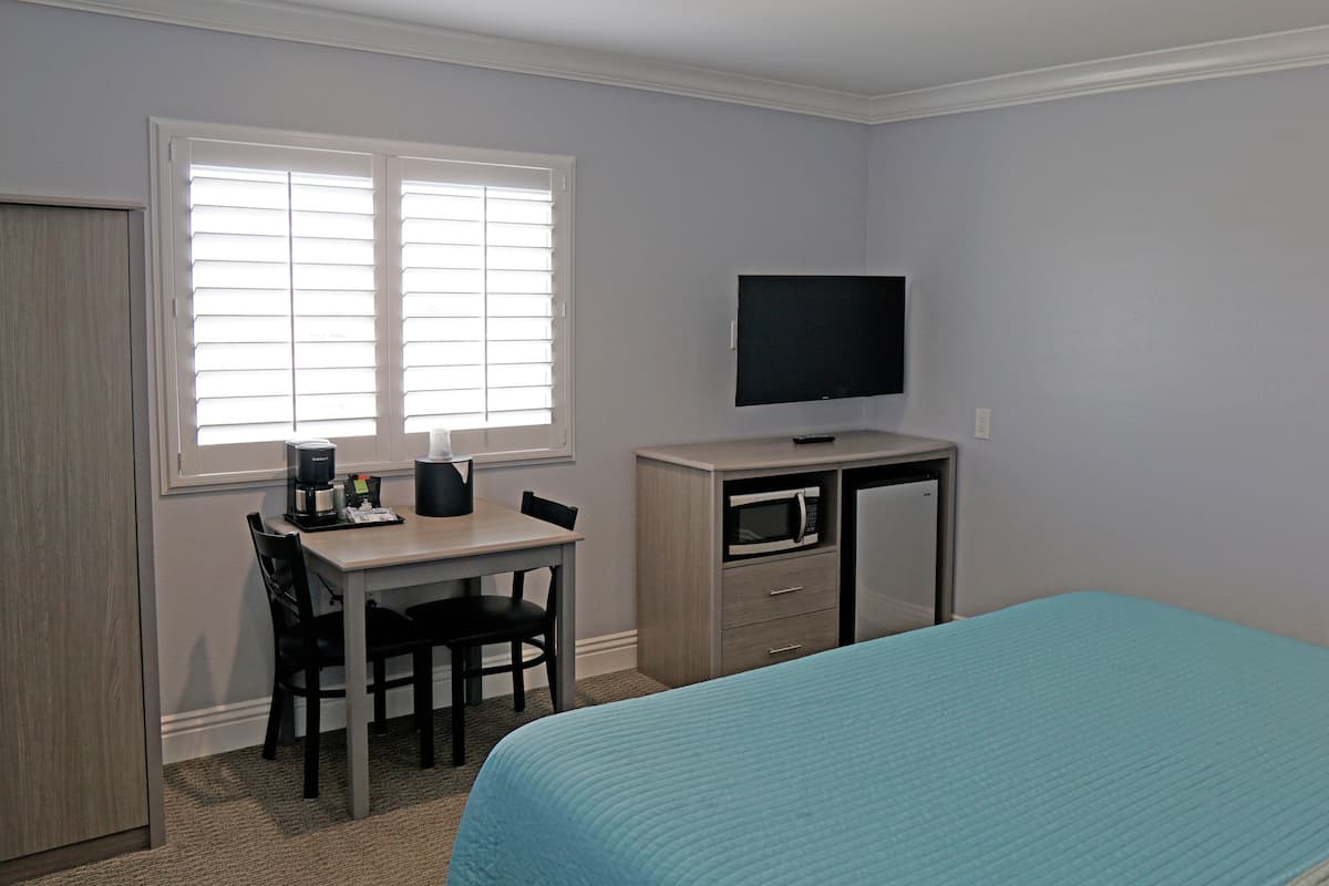 Standard Room, 1 King Bed | Premium bedding, down comforters, pillowtop beds, blackout drapes