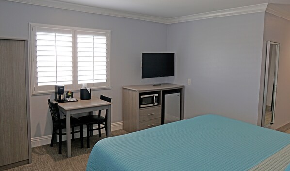 スタンダード ルーム キングベッド 1 台 | 高級寝具、羽毛の掛け布団、ピロートップベッド、遮光カーテン