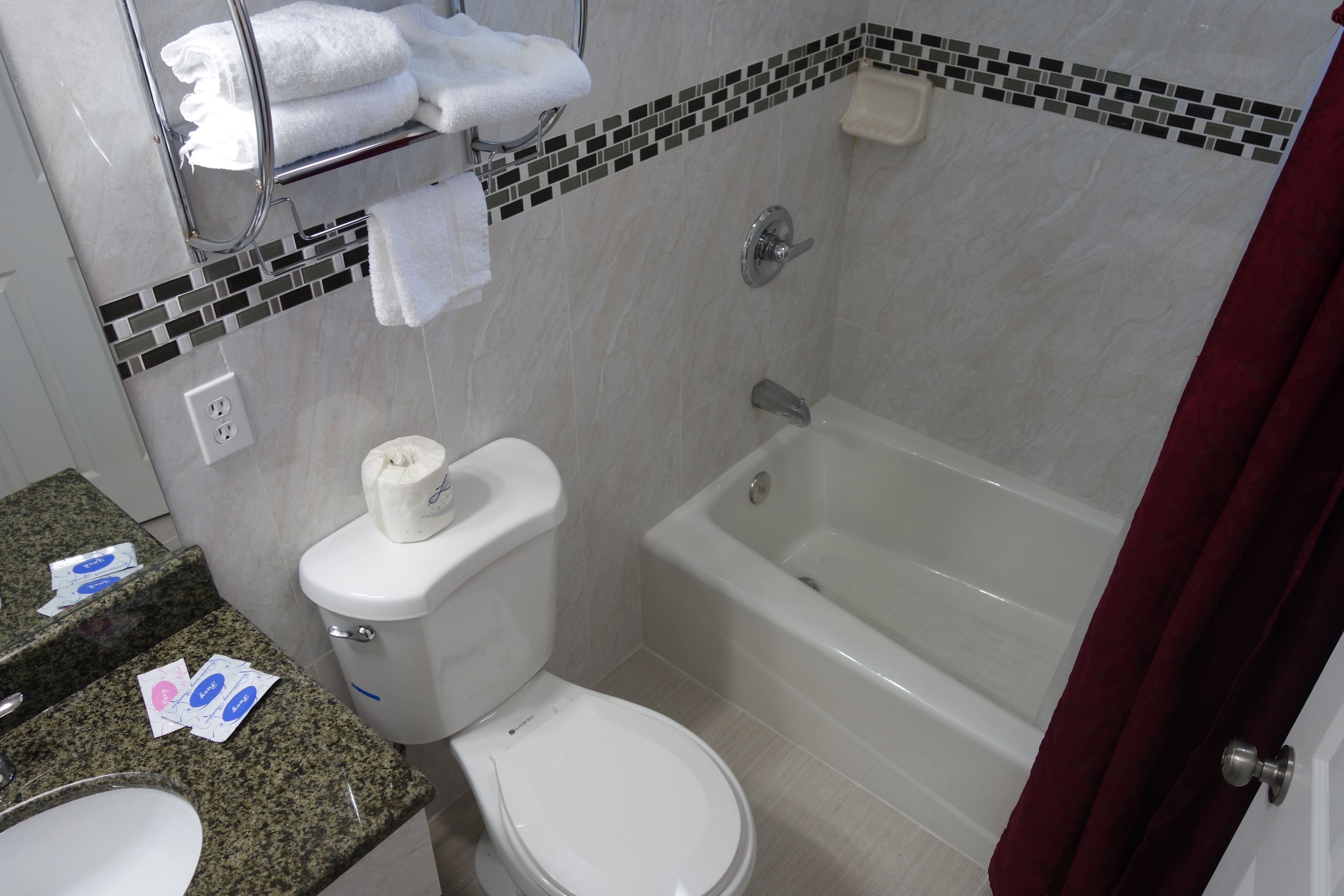 Kombinasi shower/bathtub, pengering rambut,  dan handuk