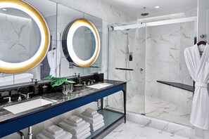 Hochwertige Bettwaren, Daunenbettdecken, Pillowtop-Betten, Minibar