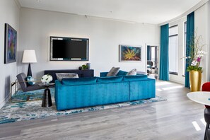 Premium bedding, down comforters, pillowtop beds, minibar - Grand Bohemian Orlando, Autograph Collection (Orlando)