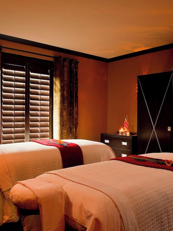 Couples treatment rooms, body treatments, aromatherapy