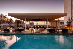 Piscine extérieure, parasols de plage, chaises longues