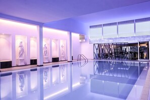 Una piscina cubierta