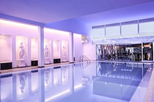 Una piscina cubierta
