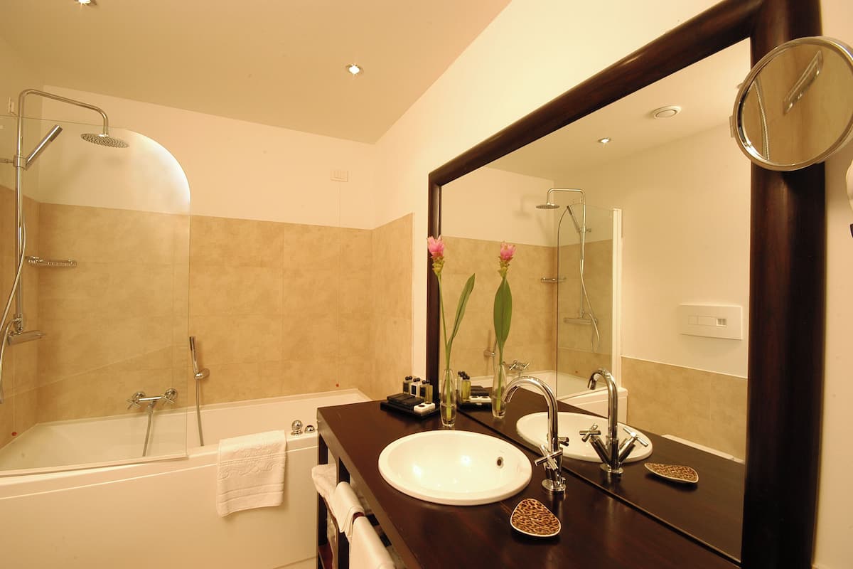 deluxe suite, sea view | bathroom | combined shower/bathtub, hair dryer, bidet, towels