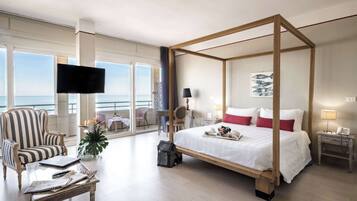 Suíte júnior, sacada, vista para o mar | Lençóis italianos Frette, roupas de cama premium, edredons de pluma