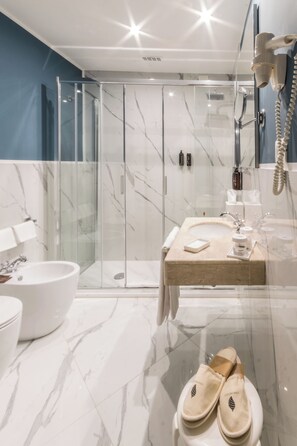 Junior Suite, Balcony | Bathroom | Combined shower/tub, hair dryer, bidet, towels - Sina Astor (Viareggio)