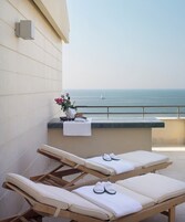 Suíte júnior, sacada | Lençóis italianos Frette, roupas de cama premium, edredons de pluma