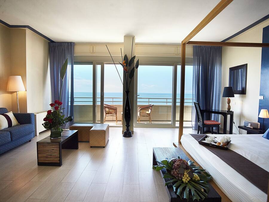 Suíte júnior, sacada, vista para o mar | Lençóis italianos Frette, roupas de cama premium, edredons de pluma