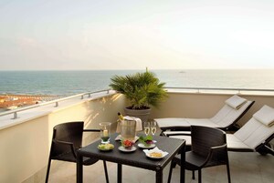 Suíte, vista para o mar | Lençóis italianos Frette, roupas de cama premium, edredons de pluma