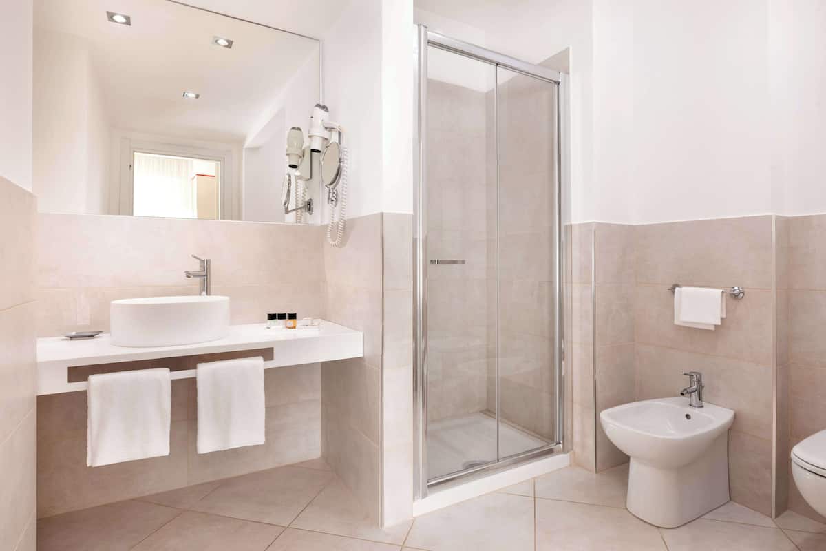 1 bedroom, frette italian sheets, premium bedding, down duvets