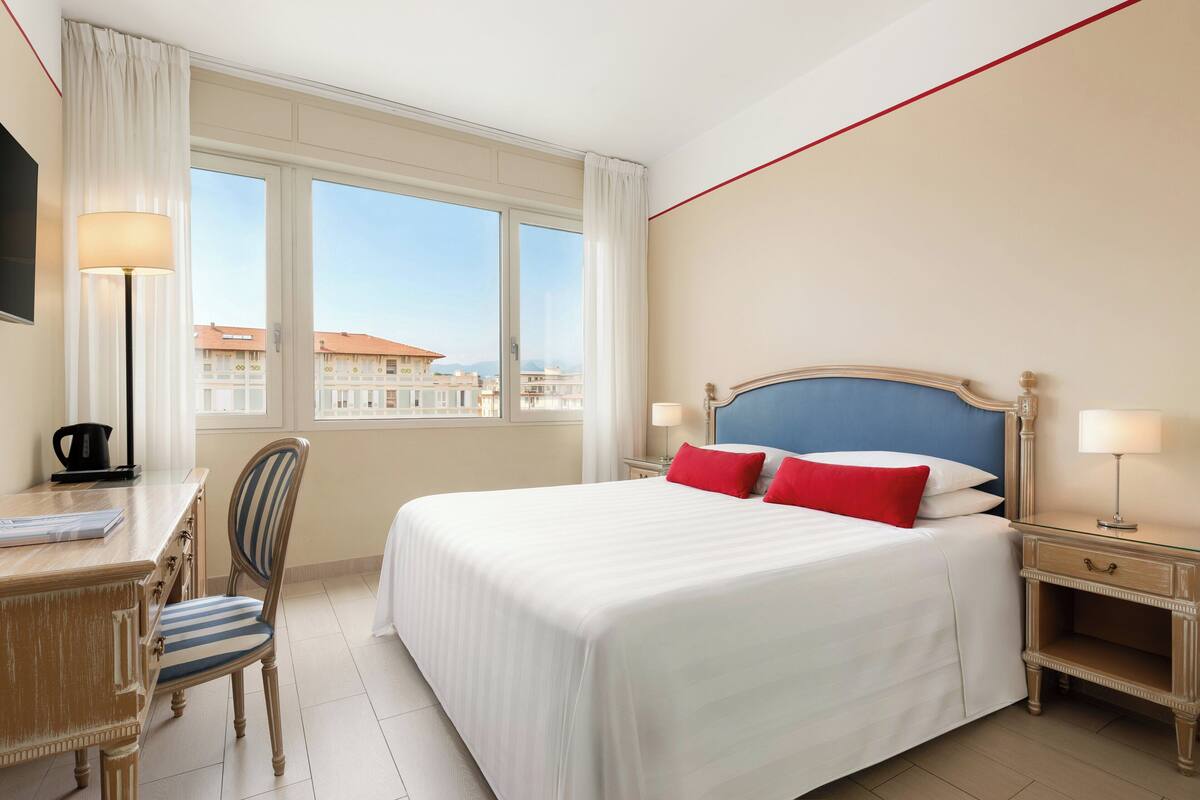 Frette Italian sheets, premium bedding, down duvets, pillow-top beds
