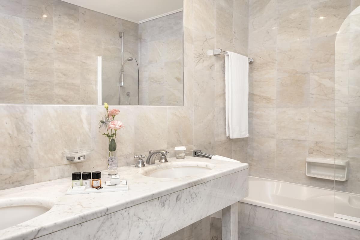 combined shower/bathtub, hair dryer, bidet, towels