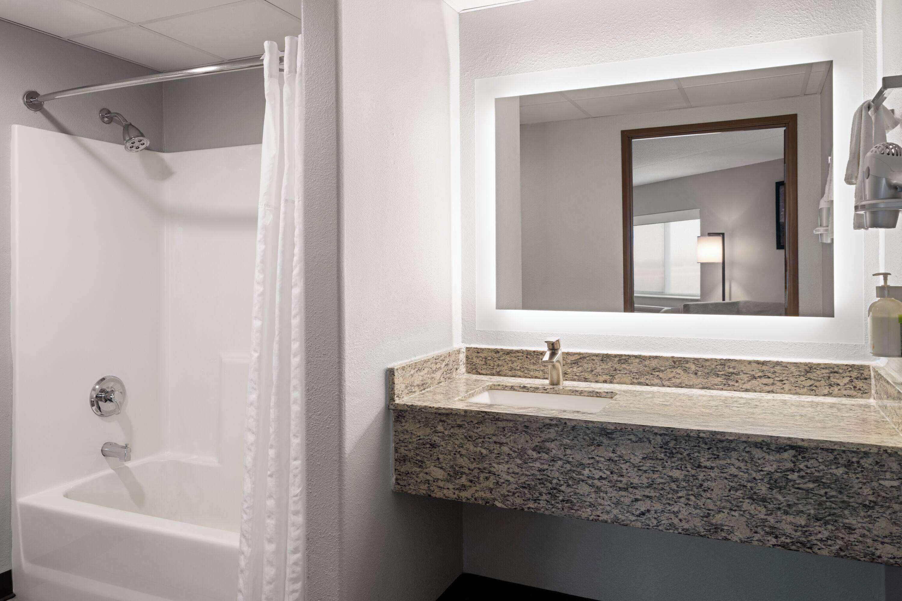 deluxe room, 1 king bed, non smoking | bathroom | hair dryer, towels