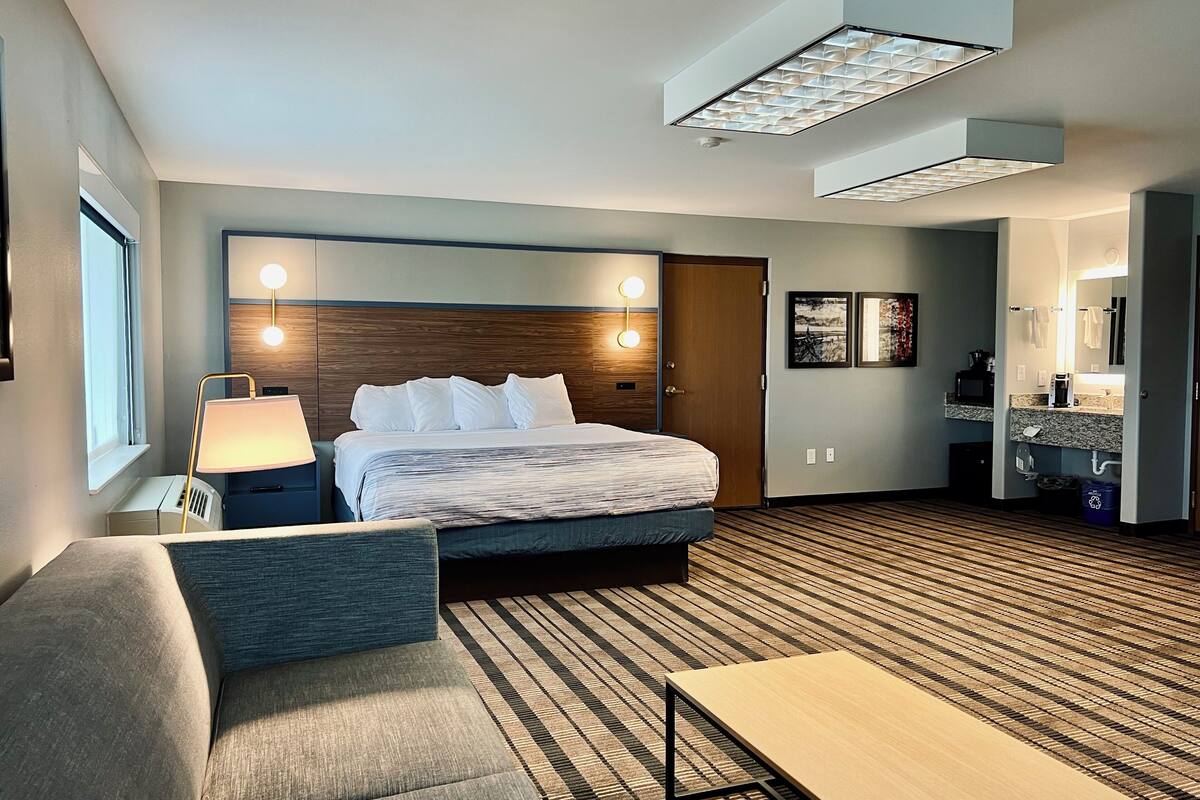 1 bedroom, in-room safe, laptop workspace, blackout curtains