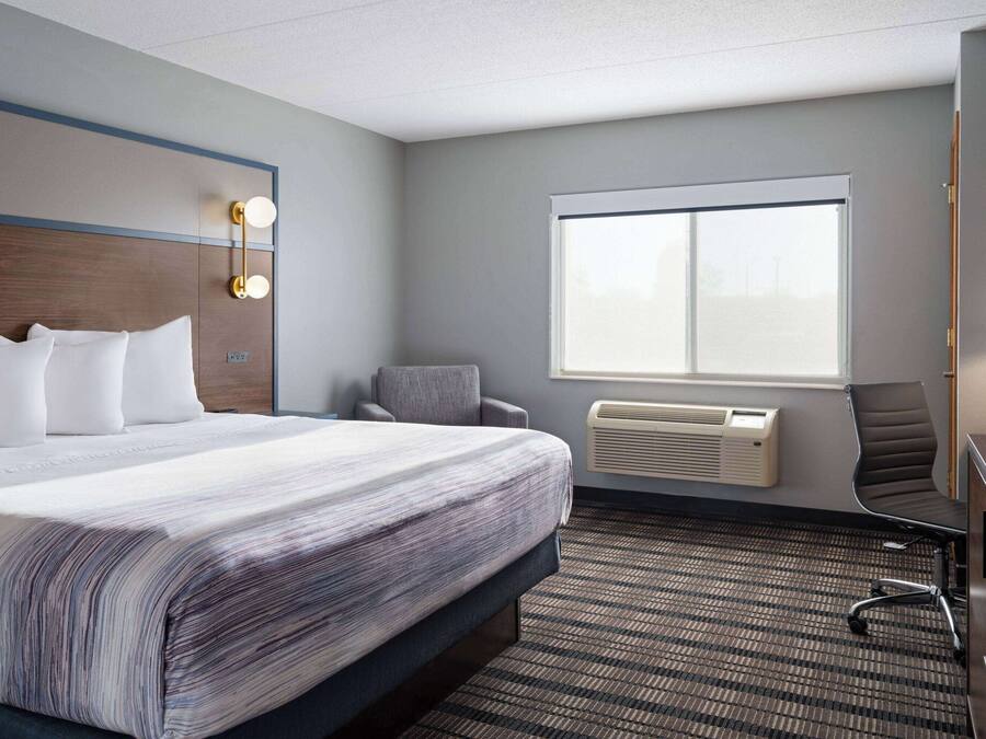 Quarto básico, 1 cama King, para não fumantes | Cofres nos quartos, espaço de trabalho para notebook, cortinas blackout