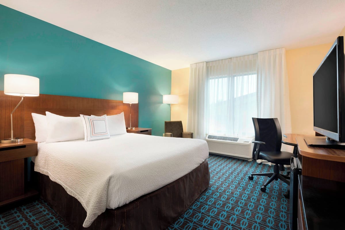Room, 1 Queen Bed | Premium bedding, in-room safe, desk, blackout drapes