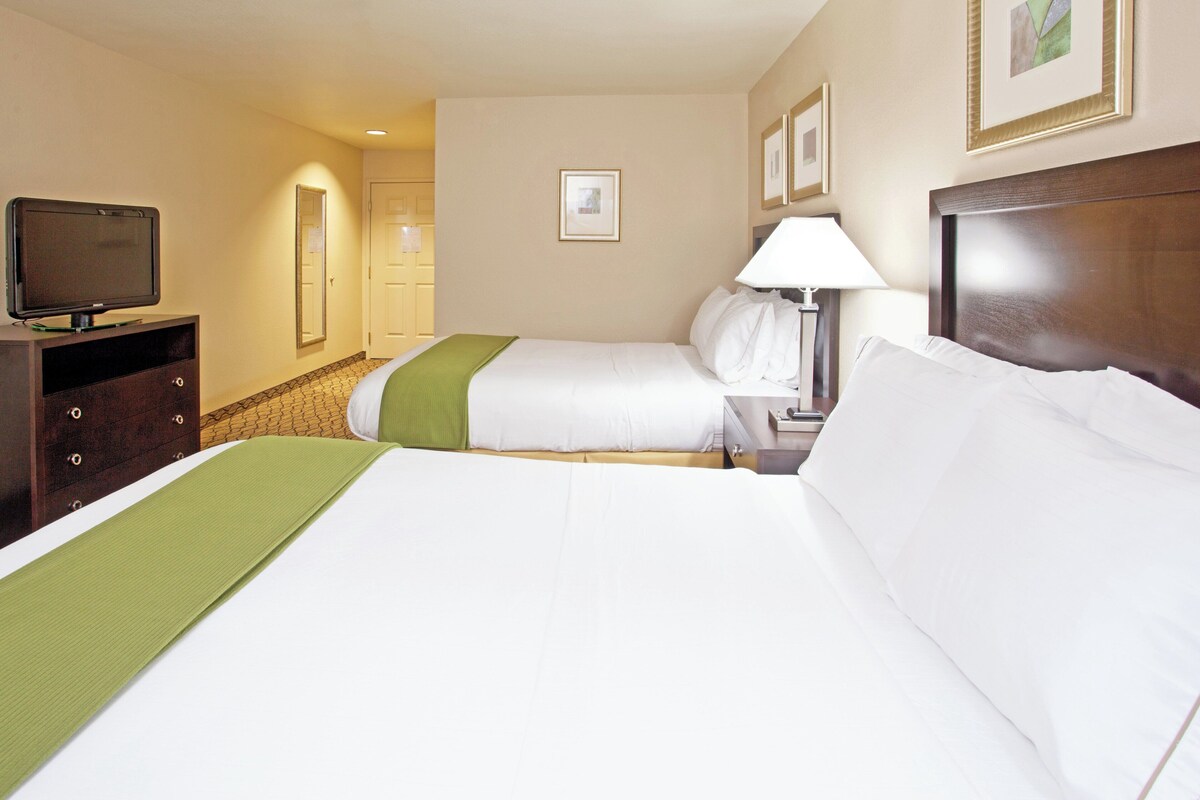 1 bedroom, pillowtop beds, desk, laptop workspace