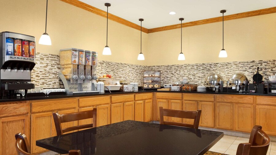 Country Inn & Suites by Radisson, Macedonia, OH