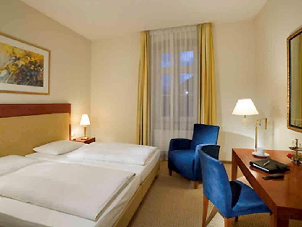 Ropa de cama hipoalergénica, minibar, escritorio y cortinas blackout 