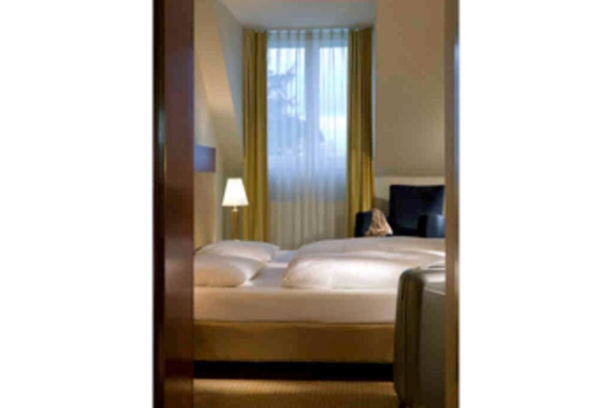 hypo-allergenic bedding, minibar, desk, blackout curtains