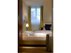 Hypo-allergenic bedding, minibar, desk, blackout curtains