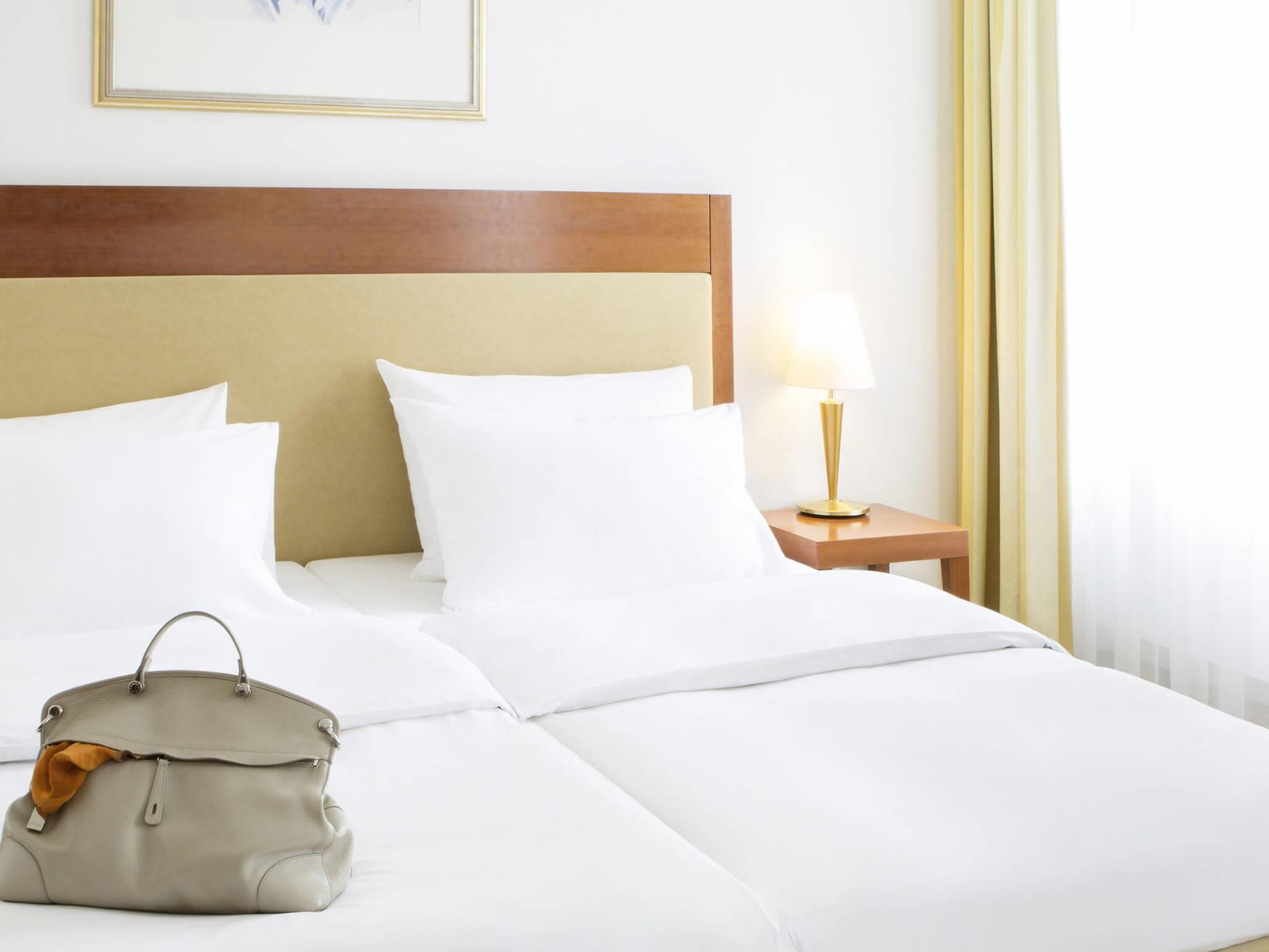 Ropa de cama hipoalergénica, minibar, escritorio y cortinas blackout 