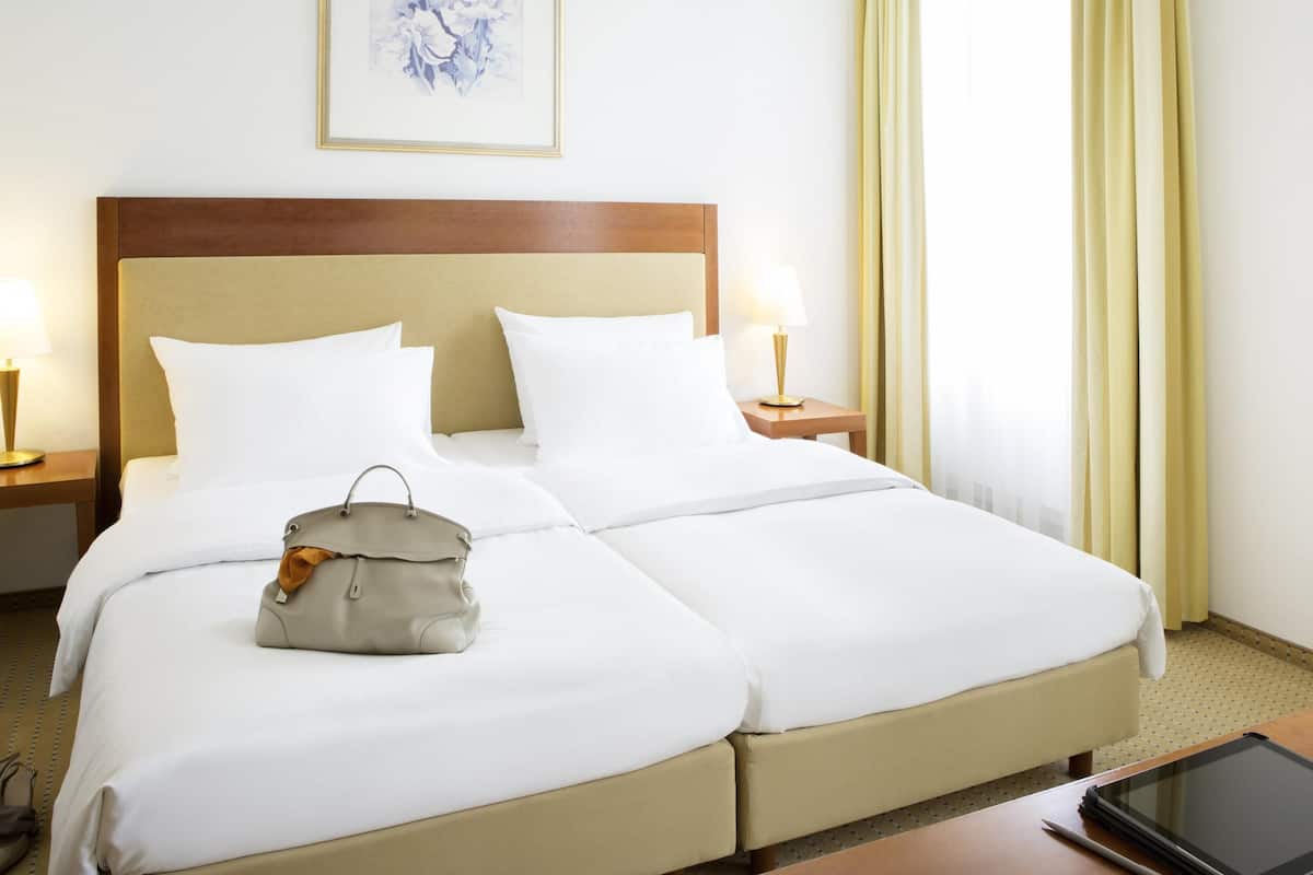 防过敏的被褥、迷你吧、办公桌、遮光窗帘