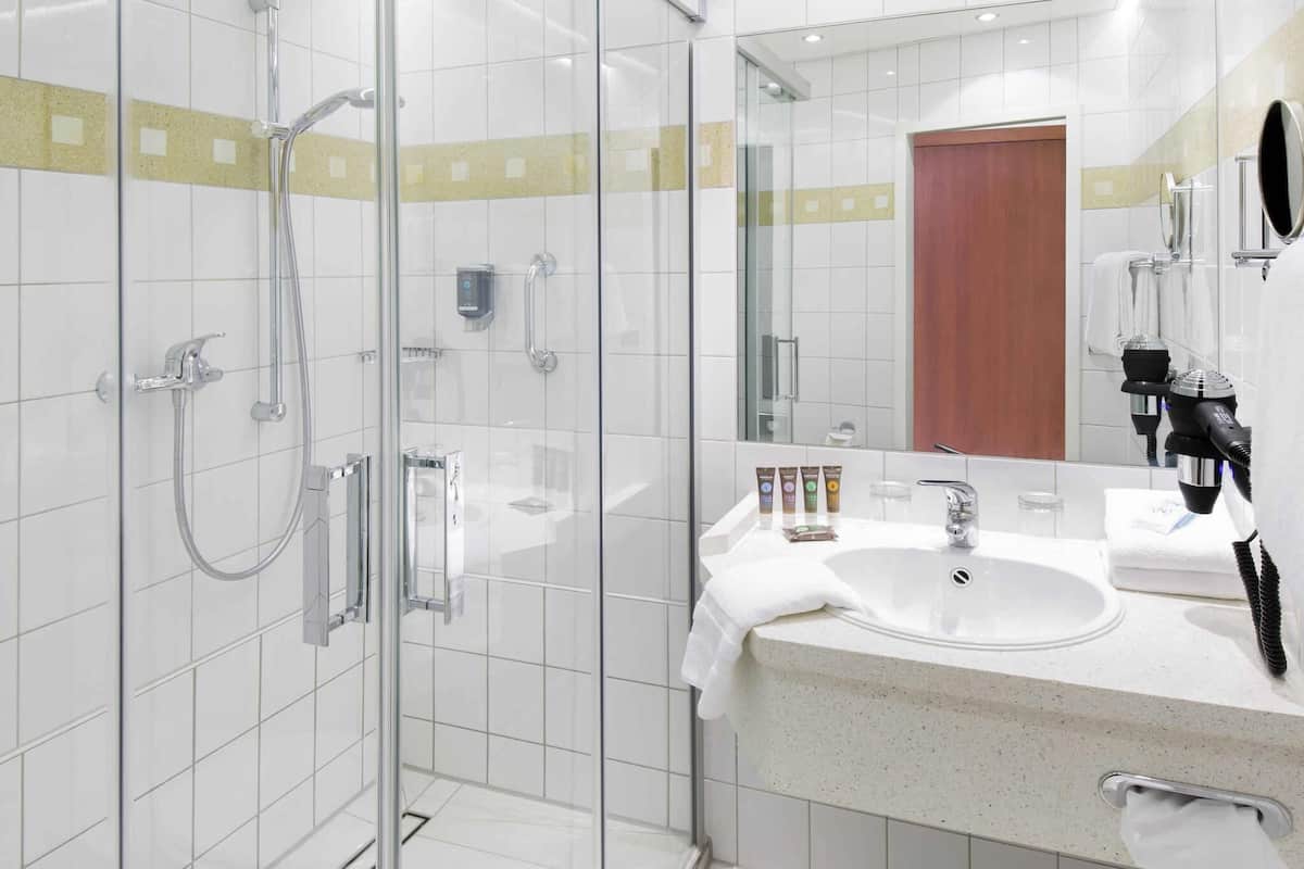 Literie hypoallergénique, minibar, bureau, rideaux occultants