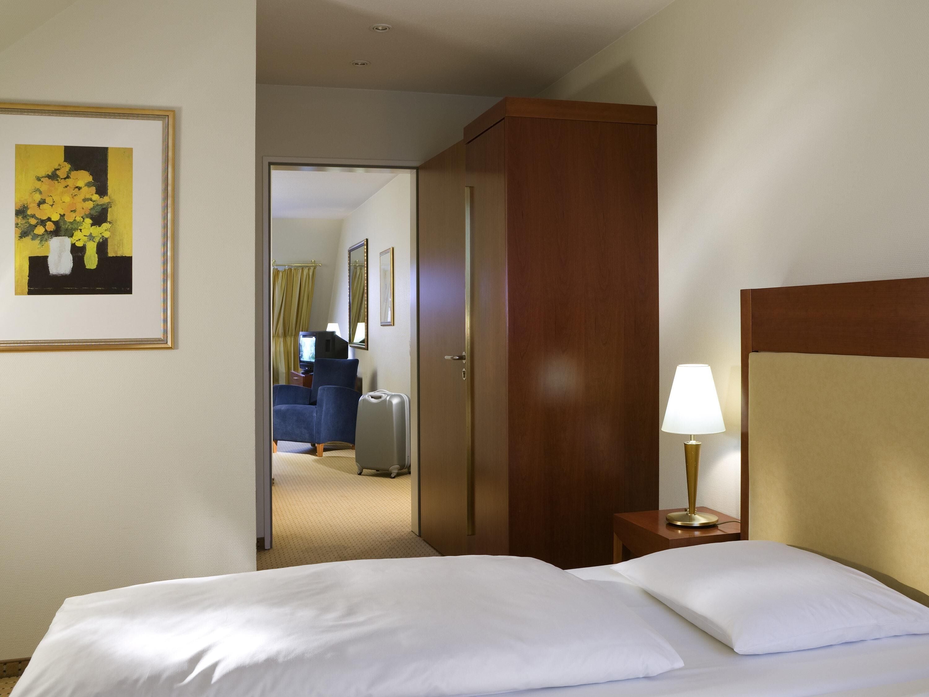 Ropa de cama hipoalergénica, minibar, escritorio y cortinas blackout 