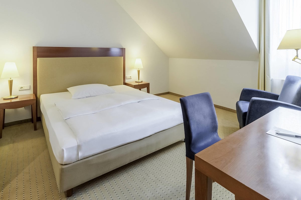 Standardzimmer | Allergikerbettwaren, Minibar, Schreibtisch, Verdunkelungsvorhänge