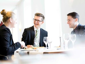 Serveert ontbijt, lunch en diner